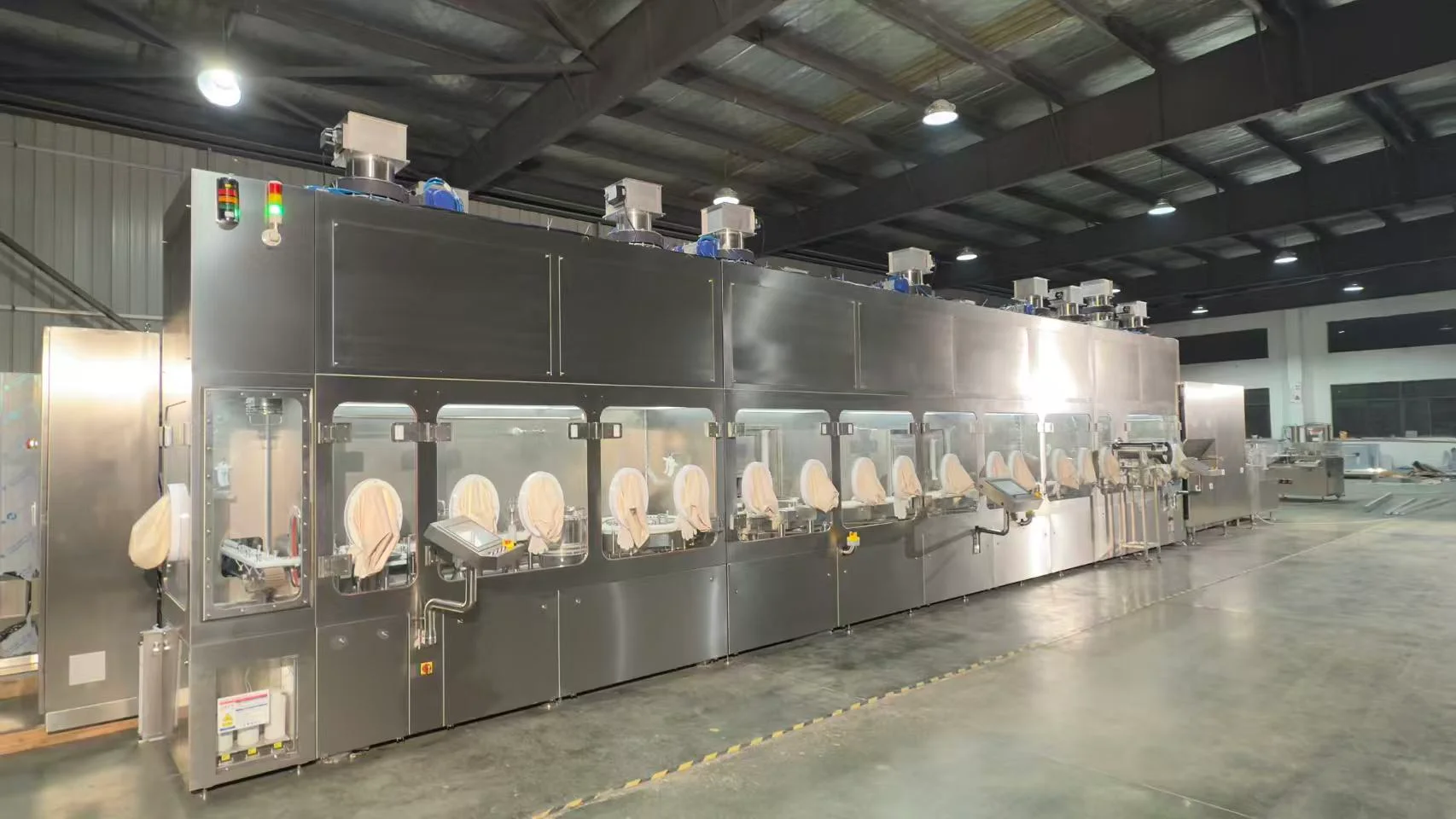 Full Vial Filling line with Isolator for Toxic product(Oncology)